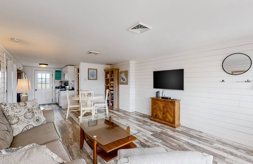 West Dennis House | Updated duplex with gas grill and central AC - close to beach