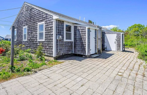 West Dennis House | Updated duplex with gas grill and central AC - close to beach
