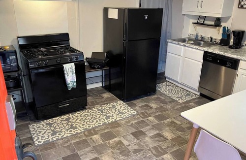 Hannibal Apartment | Updated efficiency unit attached to the Parlor on Paris - Rent both and save