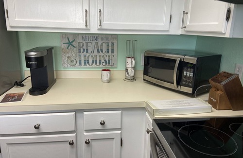 Surf City Condo | Updated in 25! 1 minute walk to Beach & Pool! 1 Bedroom + Bunk Beds. 10.0 Rated!