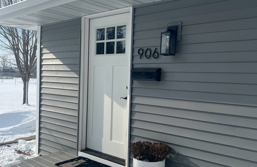 De Pere House | Updated Modern 1-Bedroom in De Pere