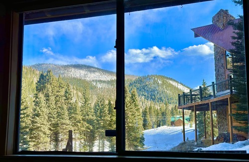 Taos Ski Valley Cabin | Updated Private Cabin with Mountain and Red River Views Mins to Town/Lifts Wi-Fi