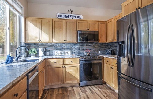 Redmond House | Updated Single-level Eagle Crest Townhome has King Suite, Sunny Creek-side Deck!