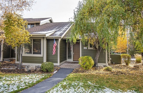 Redmond House | Updated Single-level Eagle Crest Townhome has King Suite, Sunny Creek-side Deck!
