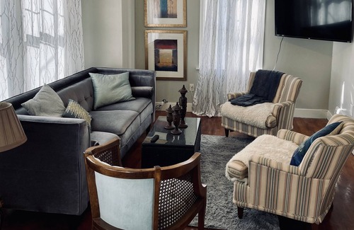 Dubuque House | ⭐️Updated stylish home in central Dubuque.. close to colleges, mall, restaurants⭐️
