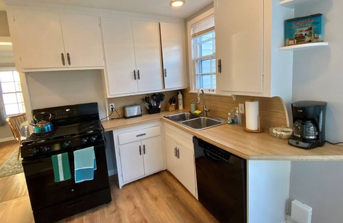 University Heights House | Upgraded 3 Bed Pet Friendly with In-Home Office