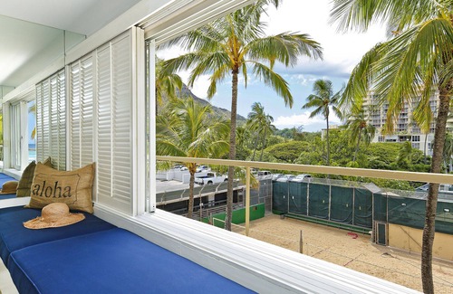 Diamond Head - Kapahulu - St. Louis Condo | Upgraded Beachfront Studio on Quiet Waikiki beach with Swimming/Surfing!