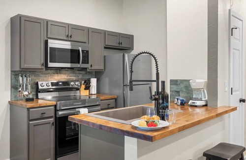 Kimberling City House | Upgraded Bungalow w Peaceful Views-Cmty Outdoor Pool, Mini Golf & More-Free Daily Tickets
