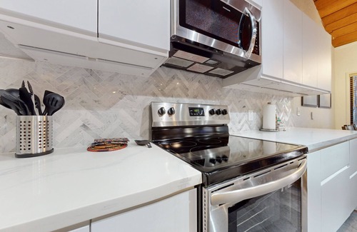Majestic Pines Condo | Upgraded Cabin, Private Wash/Dryer. Great Complex Amenities, Near Golf Course