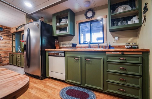 Klamath Lake House | Upgraded Rustic Themed Retreat w/screened porch in Rocky Point.
