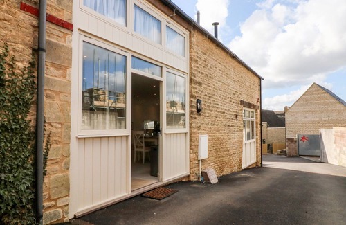 Chipping Norton House | UPPER BARN, pet friendly, with a garden in Chipping Norton