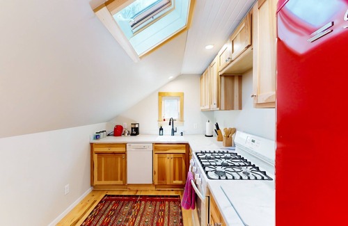 Lake Township Apartment | Upper level retreat with a furnished deck, fireplace, fast WiFi, & full kitchen
