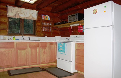 Moose Pass Cabin | Upper Paradise Log Cabin - Nightly Rental in the Woods