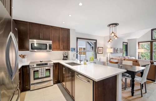 Blackcomb Villa | Upper Village 3BR:Sleeps 6,Hot tub,Patio+BBQ,Free Parking & Steps from Golf Course!