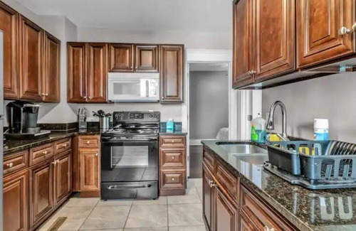 Buffalo Apartment | Upper West Side Space Buffalo NY 3BR 1B Sleeps 8