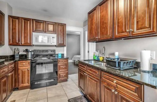 Buffalo Apartment | Upper West Side Space Buffalo NY 3BR 1B Sleeps 8