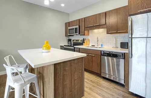 Downtown Des Moines Apartment | Upscale 1 BR Apt Dwntn & Hot Tub!