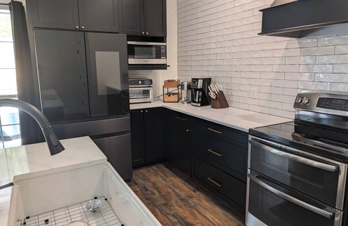 Maryville House | Upscale 2 Bed/2.5 Bath w/Lighted Pickleball Court&Fiber Internet near the Dragon