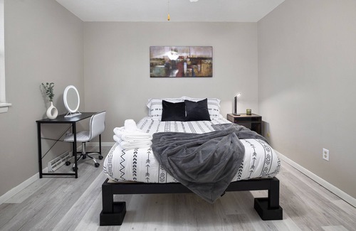 Brookline Station Apartment | ✵ Upscale 2BR/2BA Apt - South Springfield ✵