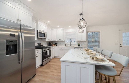 Bridgeport House | Upscale 4BR Retreat at the Reservoir!