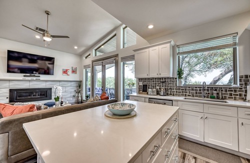 Point Venture House | Upscale 5BR Home on Lake Travis With Hottub & Lake Views
