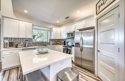 Point Venture House | Upscale 5BR Home on Lake Travis With Hottub & Lake Views