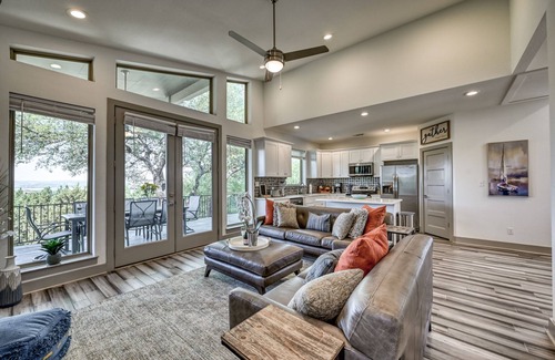 Point Venture House | Upscale 5BR Home on Lake Travis With Hottub & Lake Views