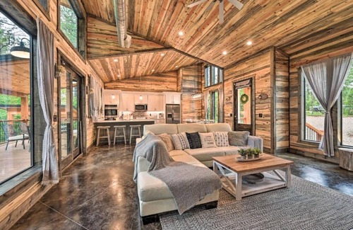 Broken Bow Cabin | Upscale cabin-patio oasis-relaxing spa-book3get1free.