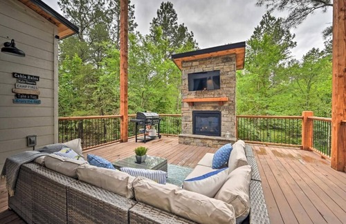 Broken Bow Cabin | Upscale cabin-patio oasis-relaxing spa-book3get1free.