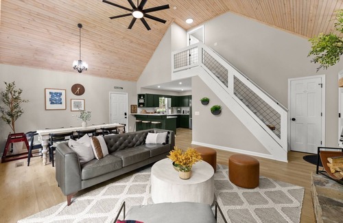 Sautee Nacoochee Cabin | Upscale Creek Retreat:Theater&Pickleball, in Helen