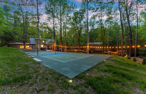 Sautee Nacoochee Cabin | Upscale Creek Retreat:Theater&Pickleball, in Helen