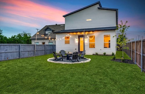 West Dallas House | Upscale Dallas Retreat: By Trinity Groves&Downtown