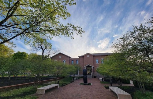 Columbus Apartment | Upscale Downtown Studio w/Private Deck, Full Kitchen, No Stairs