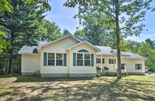 Higgins Lake House | Upscale Family Cottage Less Than 1 Mi to Higgins Lake