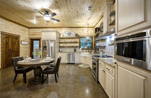 Broken Bow Cabin | Upscale Honeymoon Cabin w/Hot tub, Fireplace and Rain Shower