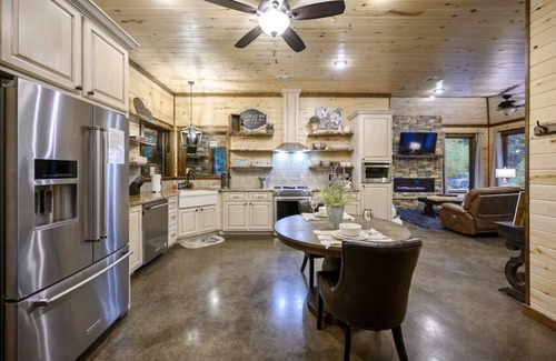 Broken Bow Cabin | Upscale Honeymoon Cabin w/Hot tub, Fireplace and Rain Shower