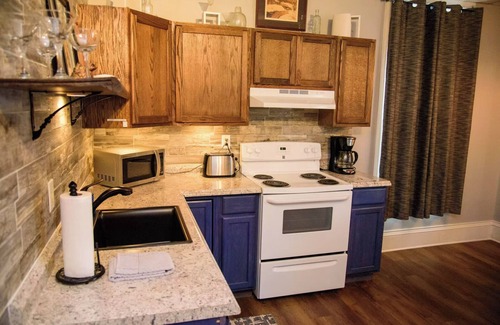 Ashfield Apartment | Upscale King Suite with Purple Mattress and reserved off-street parking