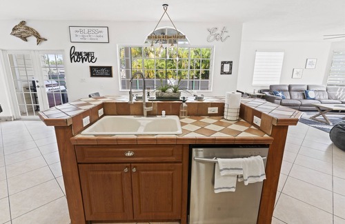 Miami Springs House | UPSCALE MANSION IN THE HEART OF MIAMI WITH POOL