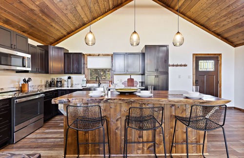 Seven Devils Cabin | Upscale Mountain Cabin w/Living Room Views