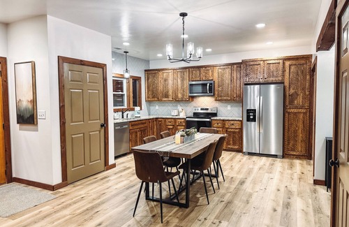 Ellijay Cabin | Upscale Mountain Cabin! Deer Watching, Treehouse Feel, River Nearby Pet Friendly
