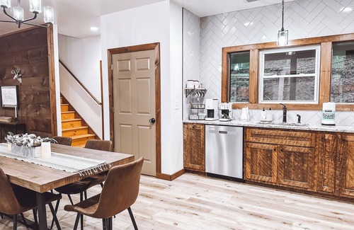 Ellijay Cabin | Upscale Mountain Cabin! Deer Watching, Treehouse Feel, River Nearby Pet Friendly