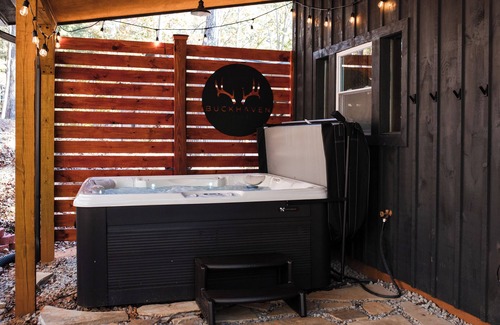 Ellijay Cabin | Upscale Mountain Cabin! Deer Watching, Treehouse Feel, River Nearby Pet Friendly