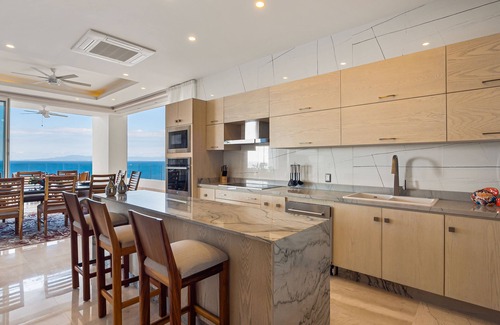 Mismaloya Condo | Upscale oceanfront condo with extensive balcony, pool & ocean views