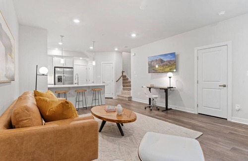Herndon House | Upscale+Private Home 3 BEDR+3 BTH, Kitchen, Garage