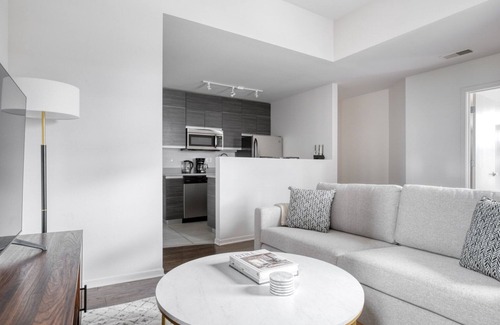 South Loop Apartment | Upscale South Loop 1BR nr L & Grant Park, by Blueground