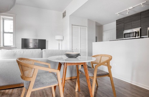 South Loop Apartment | Upscale South Loop 1BR nr L & Grant Park, by Blueground