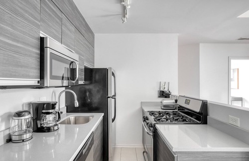 South Loop Apartment | Upscale South Loop 1BR nr L & Grant Park, by Blueground