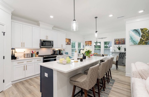 Hayes House | Upscale spacious 5-bedroom house mins to Airport with fitness and game rooms