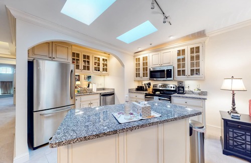 Belfast Apartment | Upscale suite w/ soaking tub & garden patio - in the heart of downtown Belfast
