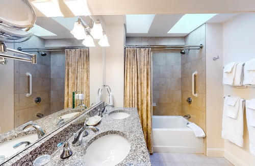 Belfast Apartment | Upscale suite w/ soaking tub & garden patio - in the heart of downtown Belfast